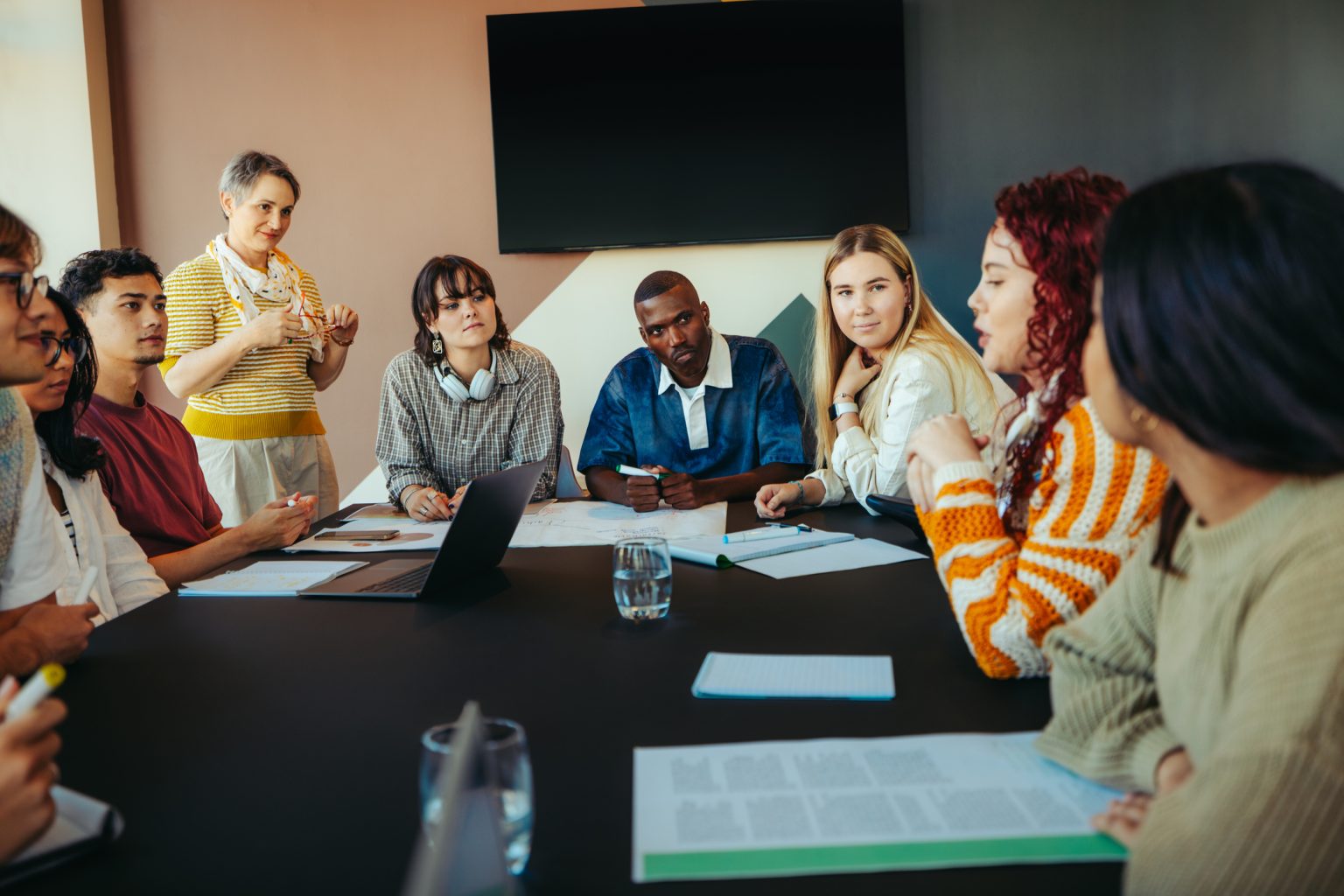 A collaborative learning discussion in a modern classroom